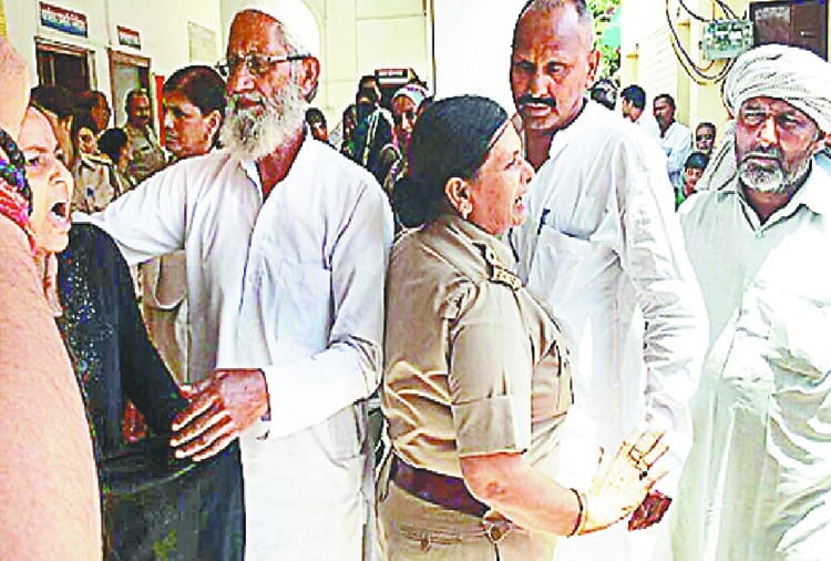Commotion in Saharanpur police station, misbehavior with women policemen, photos
