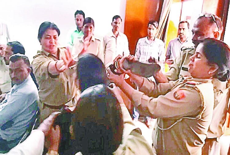 Commotion in Saharanpur police station, misbehavior with women policemen, photos