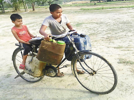 The villagers of the village suffer from water crisis