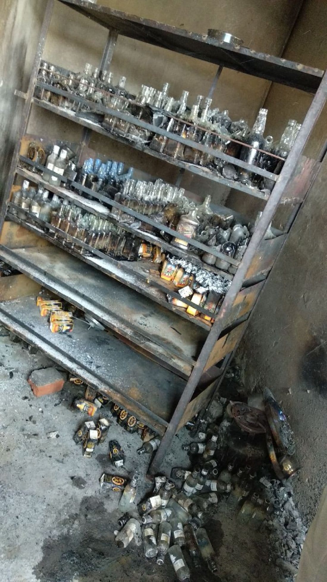 शराब की दुकान में लगी आग, चार लाख रुपये का नुकसान