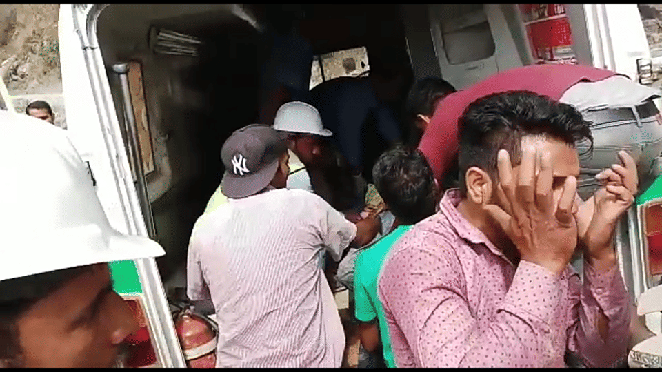 Road accident in tehri Bank manager dead body rescue photos