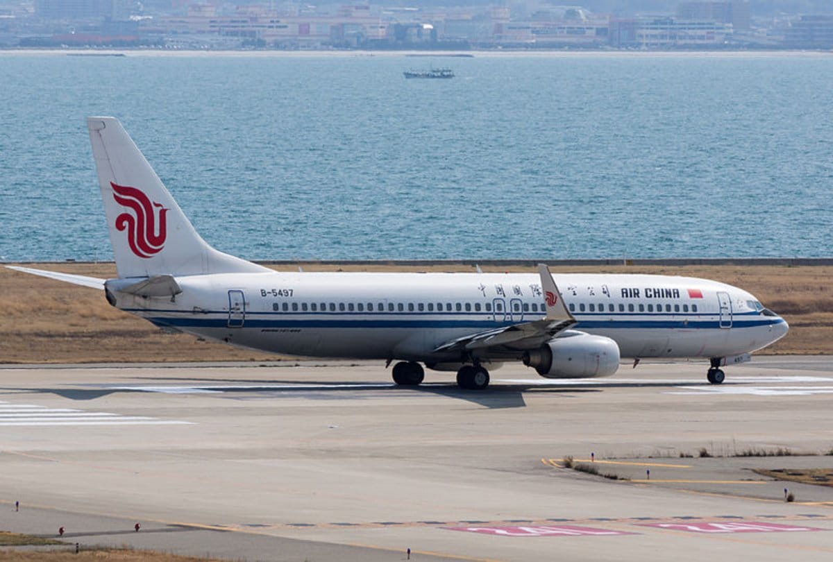 A man holds air hostage in chinese flight with fountain pen 