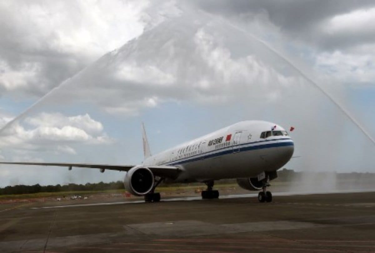 A man holds air hostage in chinese flight with fountain pen 