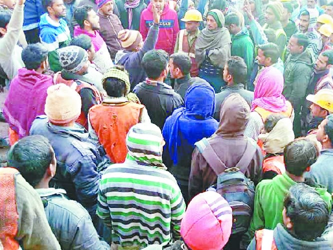 तीन वर्करों को बर्खास्त करने पर फूटा गुस्सा