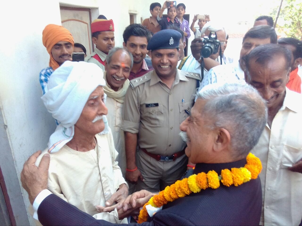 Arunachal pradesh governor BD mishra came bhadohi at his mother home