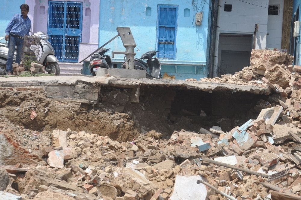 agra three-storey building collapsed due to rats
