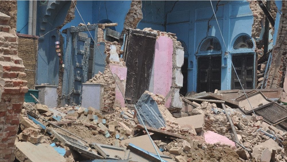agra three-storey building collapsed due to rats