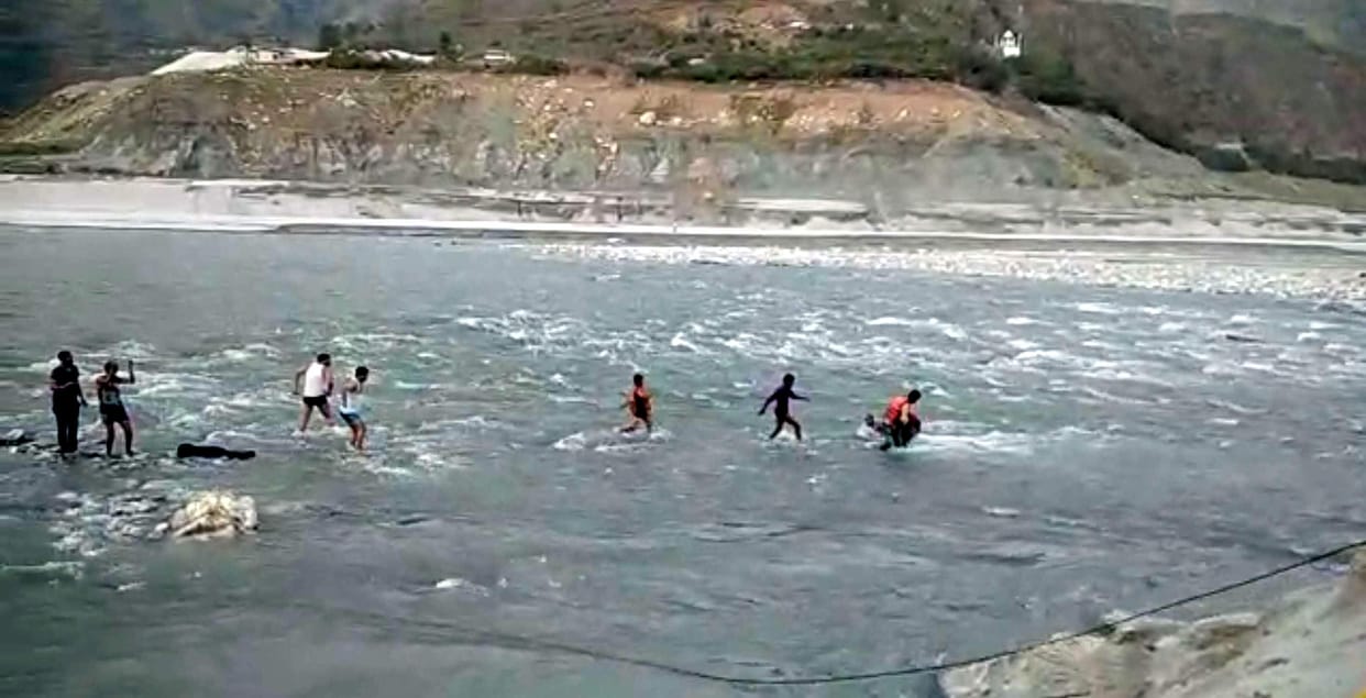 children stuck between bhagirathi river in chinyalisaur