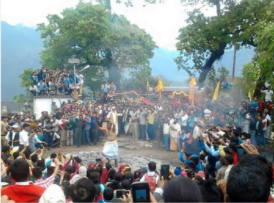 Devta dance on fire unique tradition in uttarakhand