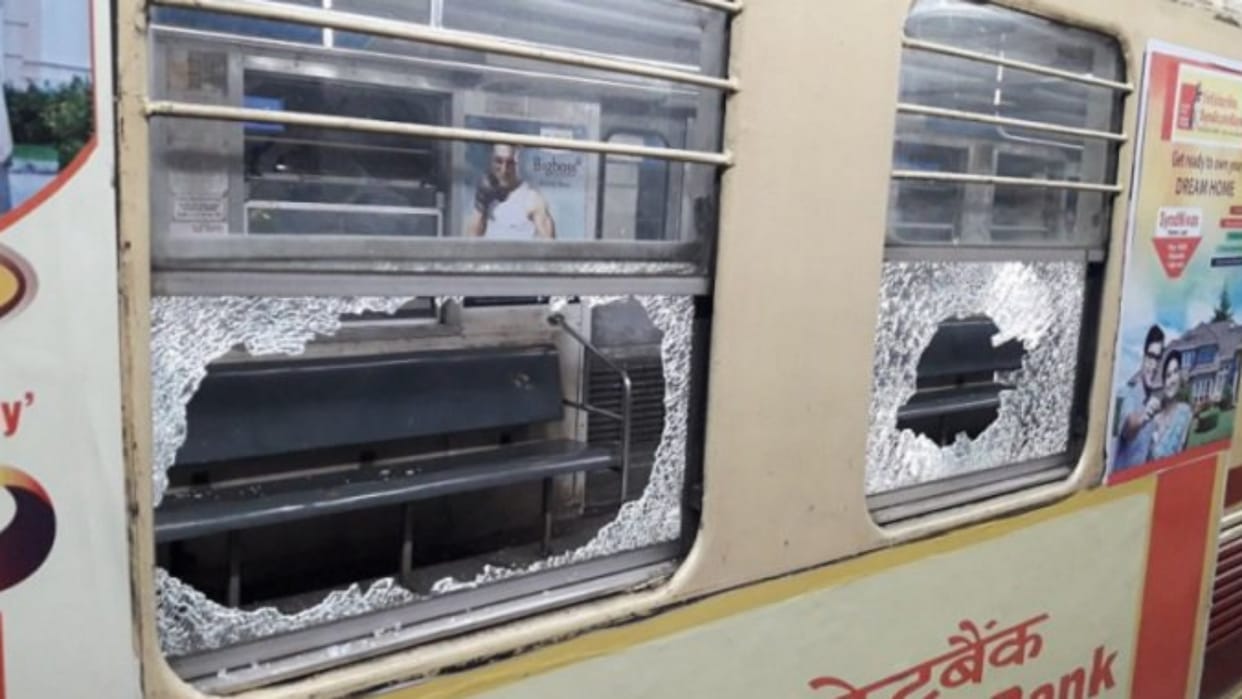 Kolkata metro stranded in tunnel panicked passengers try breaking windows