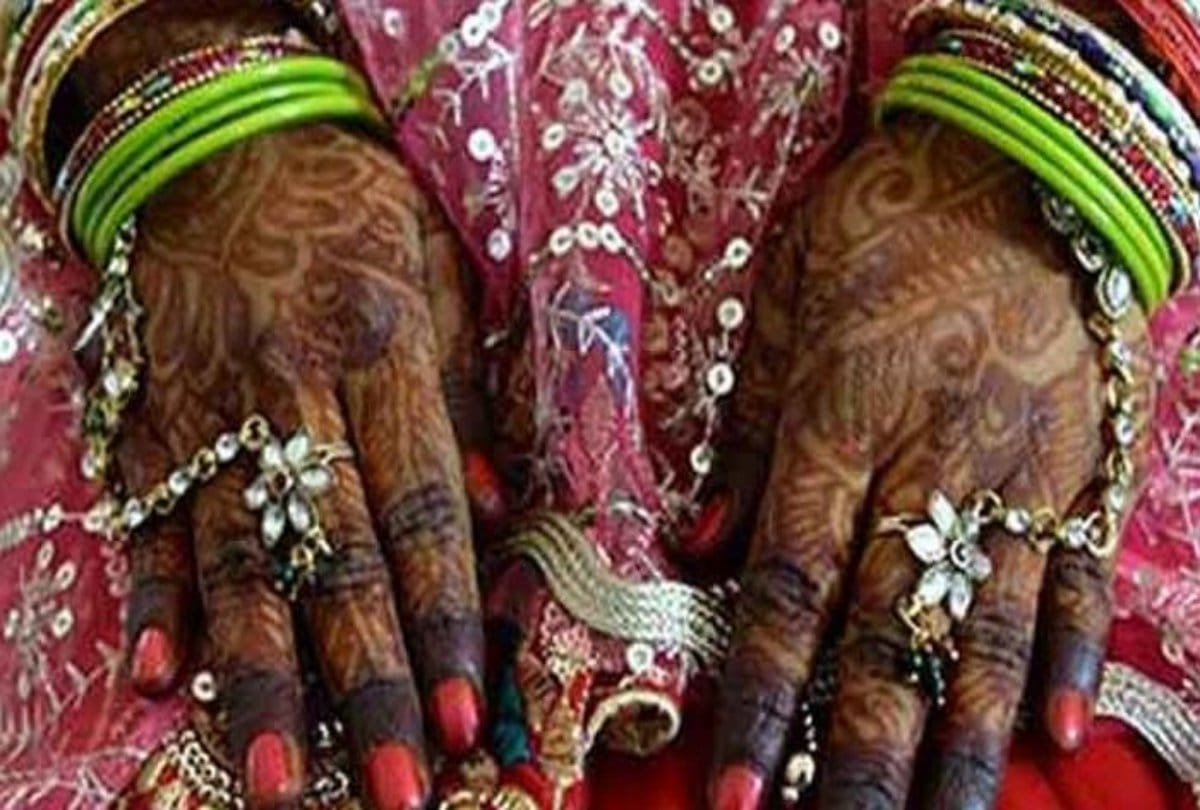 Video Being Viral of a Married women who is beating by her husband in Shahjahanpur 