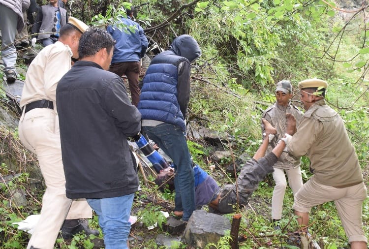 4 killed after car falls into gorge Kullu Himachal Pradesh