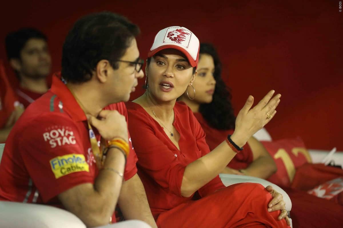 preity zinta fires on fans during the match between csk and kxip