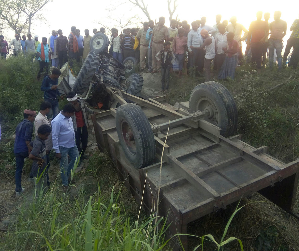 tractor trolley overturned, one killed, 16 wounded