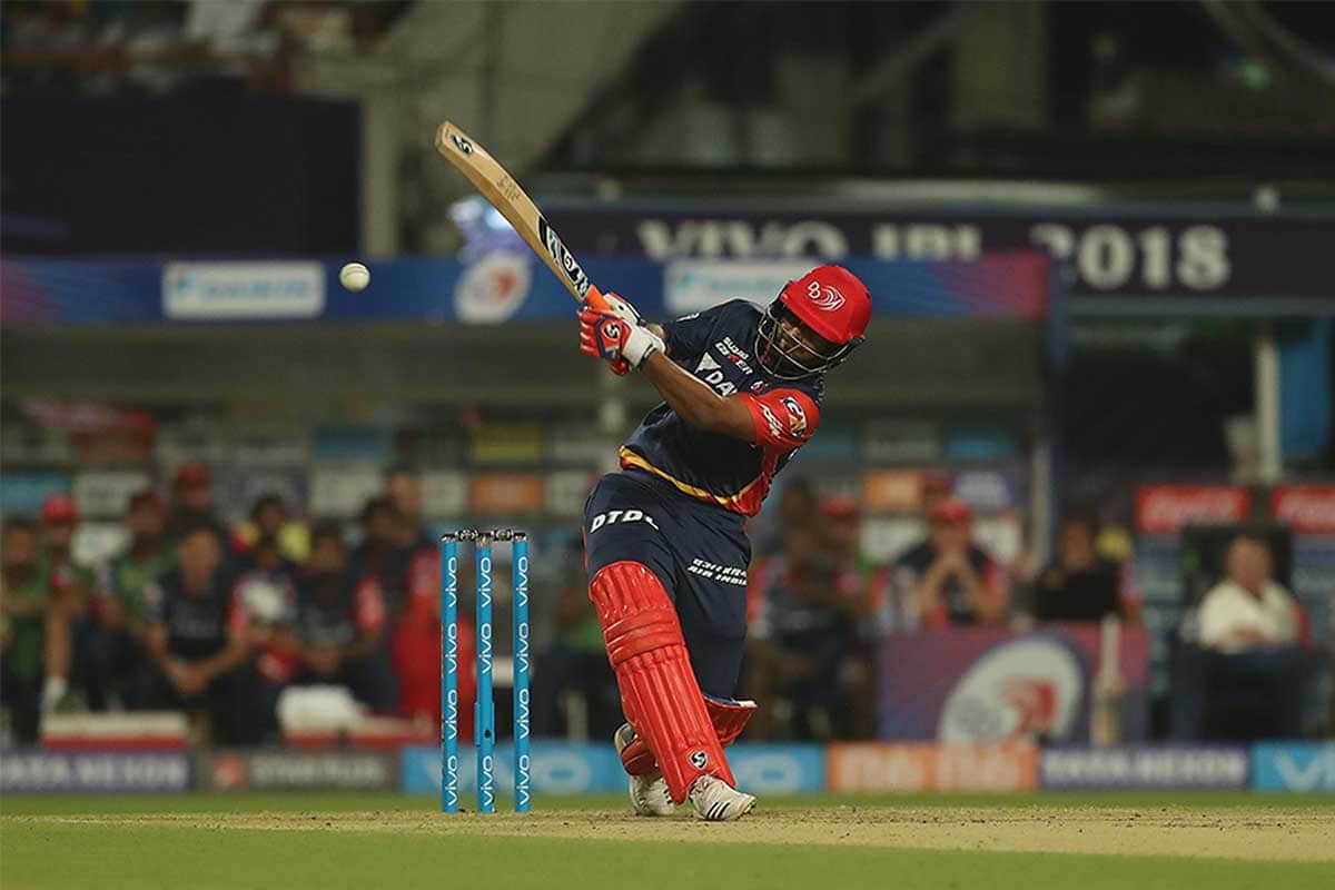 IPL 2018: MS Dhoni loses his cool after Dwayne Bravo gets hit for a maximum in cskvmi match at pune 