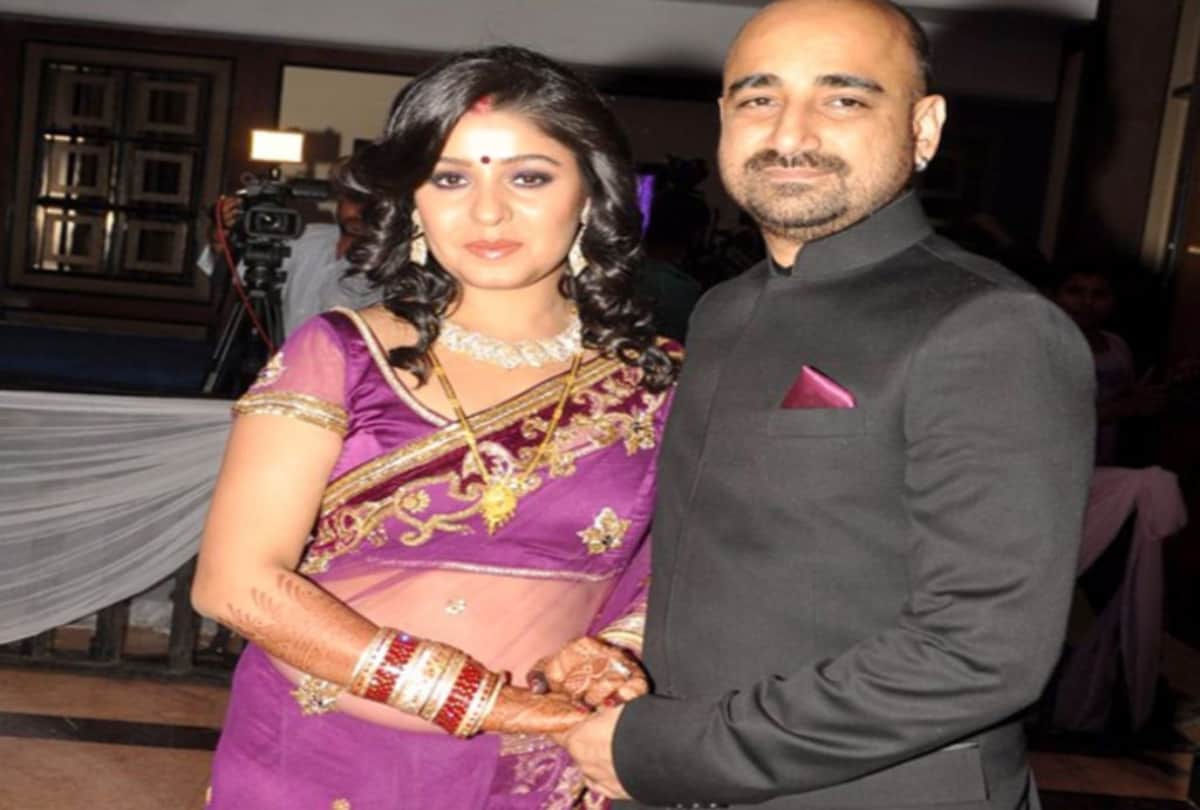 these are husband of bollywood female singers see the pictures