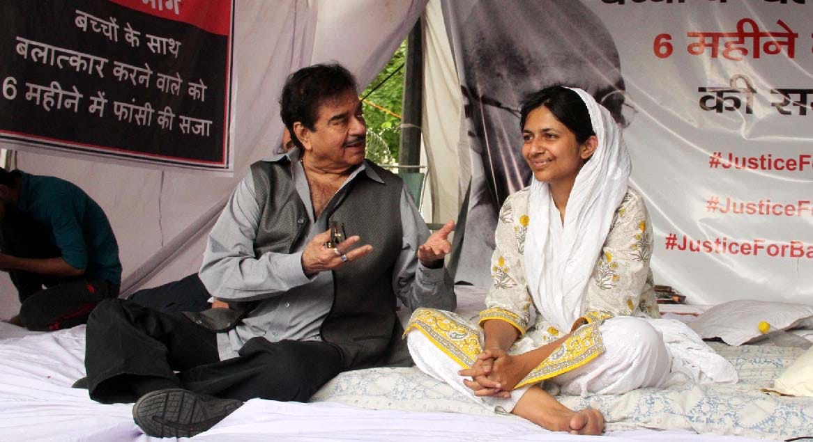 On the fourth day of Swati Maliv's fast, BJP leader and actor Shatrughan Sinha came for support
