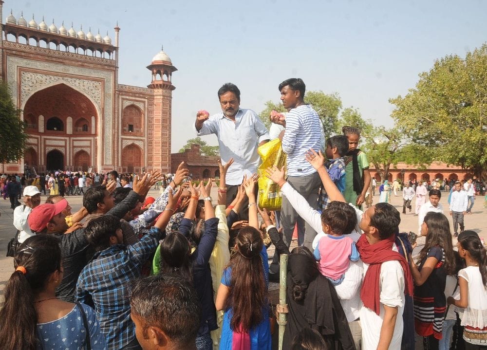 crowded at taj mahal occasion of weekend