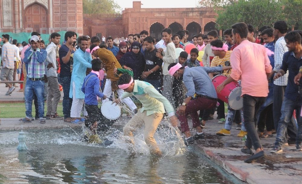 crowded at taj mahal occasion of weekend