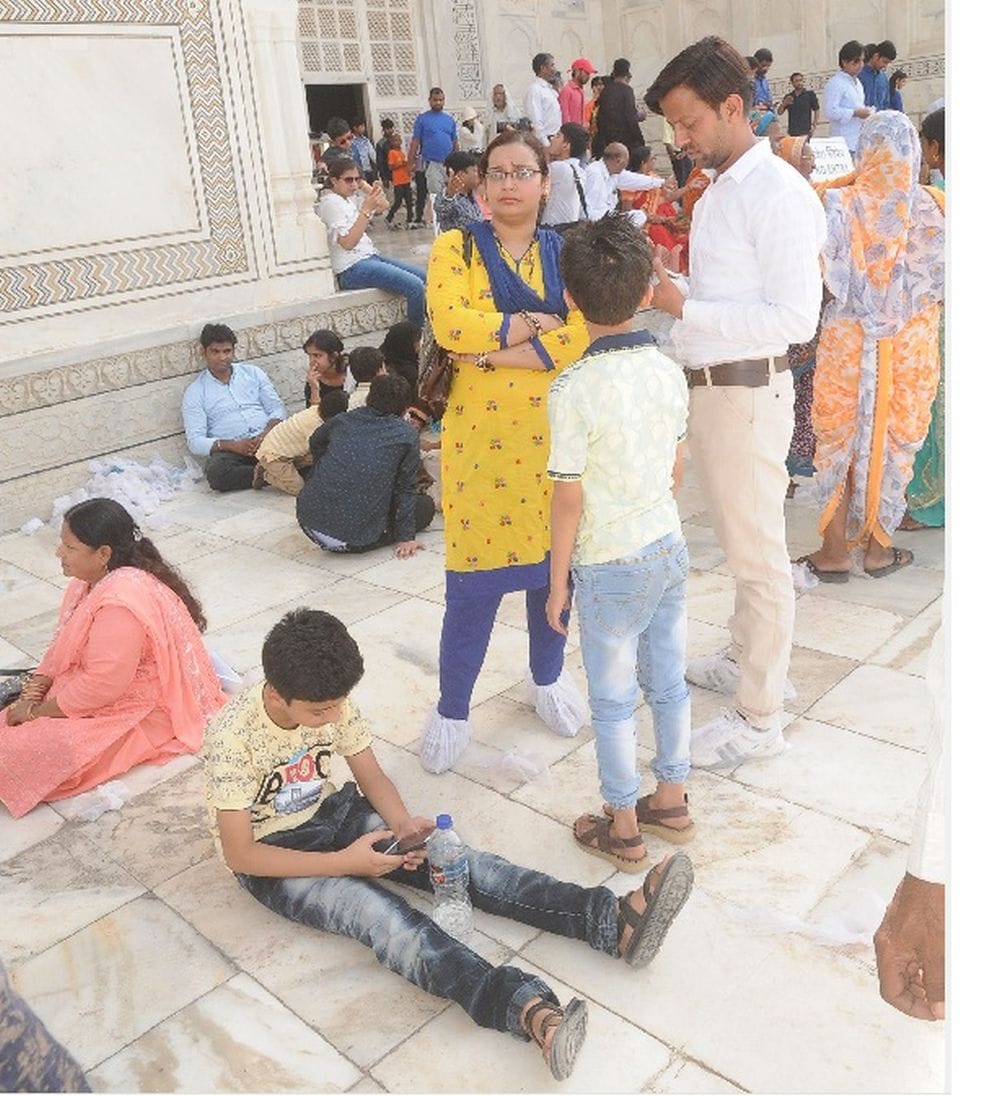 crowded at taj mahal occasion of weekend
