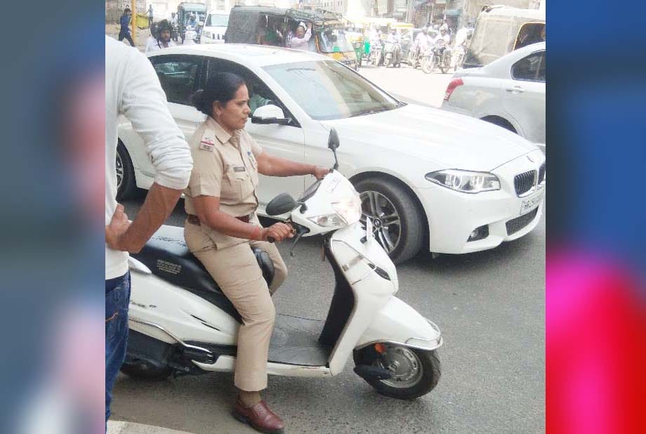 'Madam, do not show the attitude of uniforms, see what happens with  female ASI