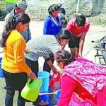 पिथौरागढ़ में पानी की समस्या को लेकर टैंकर से भरने को मजबूर लोग