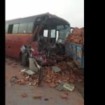 एक्सप्रेस-वे पर ईंट लदी ट्रैक्टर-ट्राॅली से भिड़ी वॉल्वो बस। 