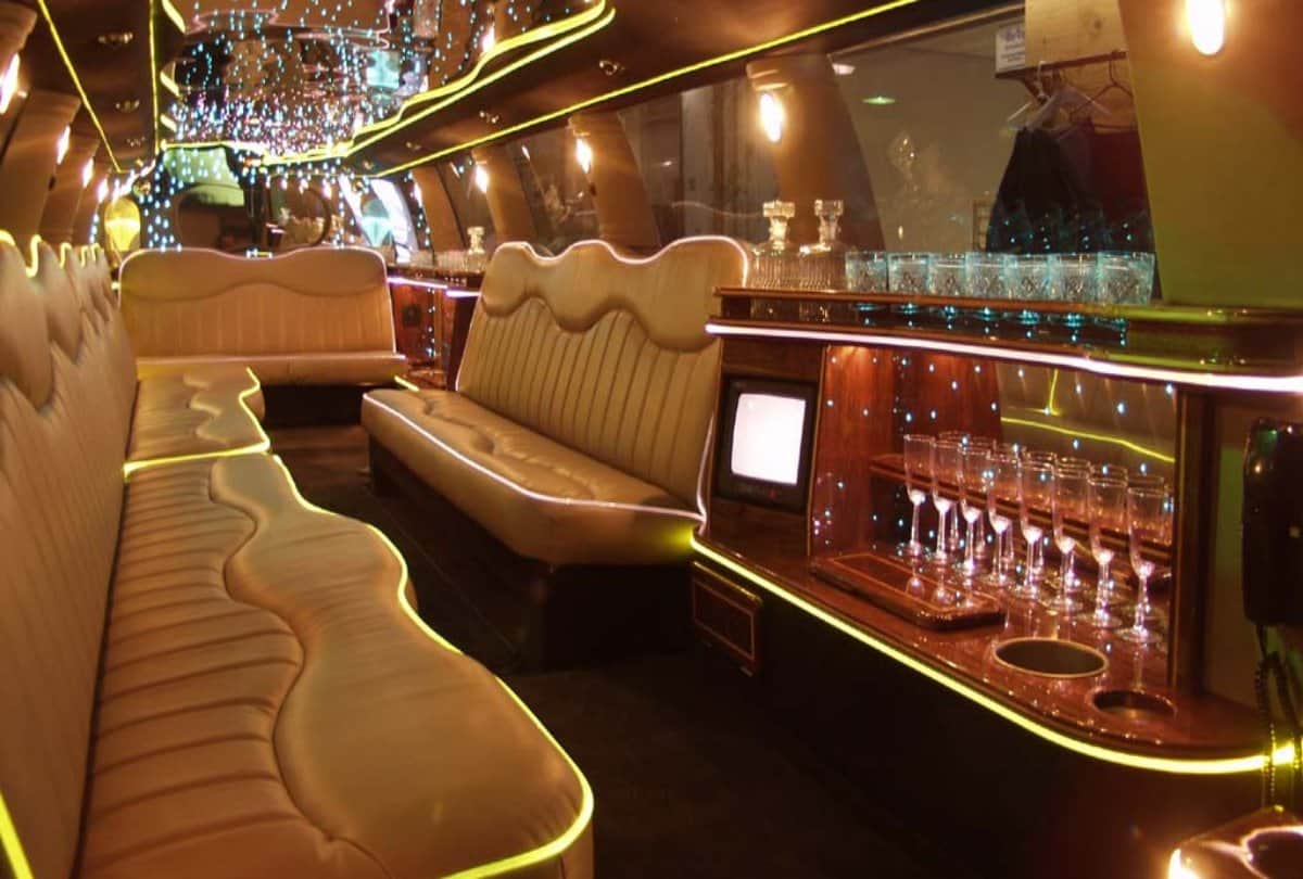 Shahrukh khan has personal Limousine car pm modi connection 