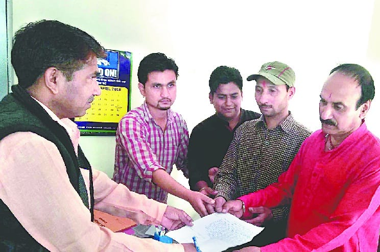 Stop the movement of two-wheelers in the Chowk market