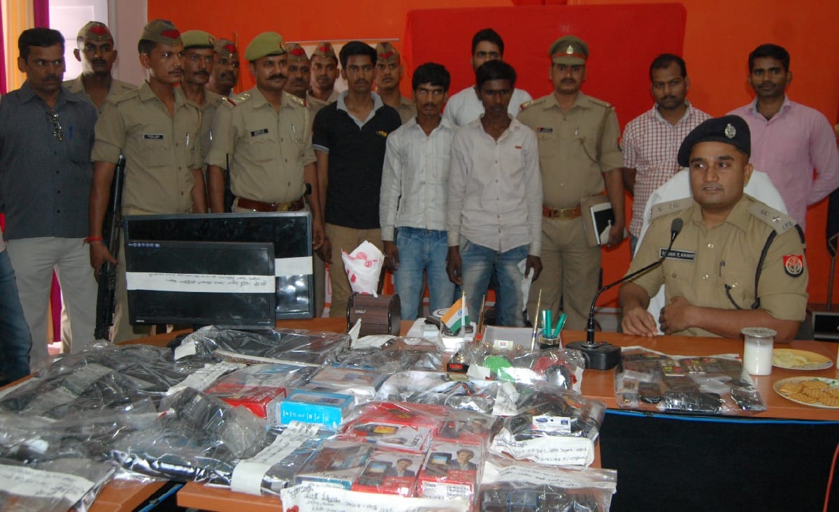 लैपटॉप और मोबाइल के शौक में बन गए चोर