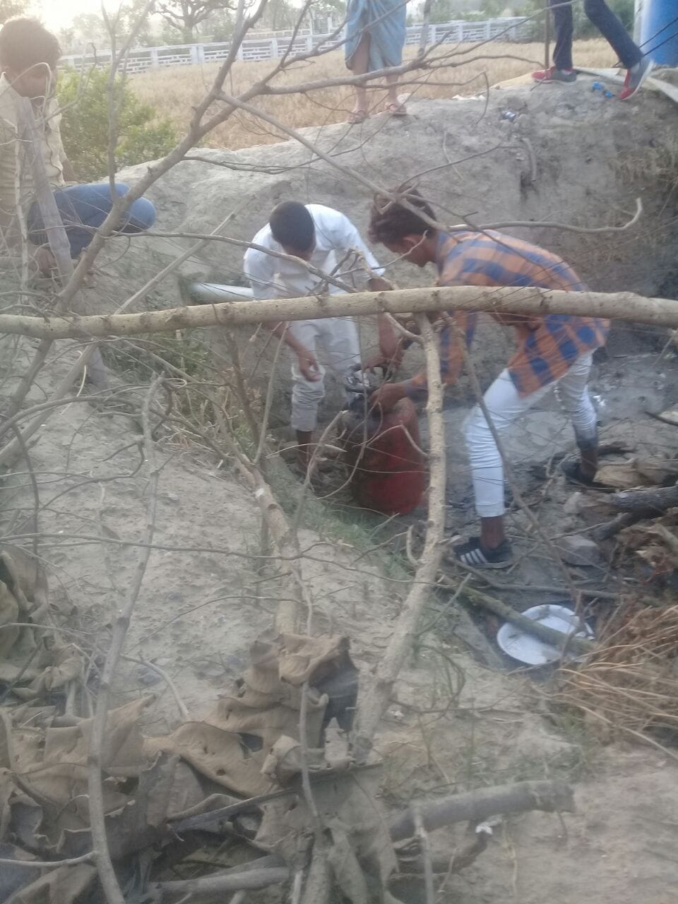 चार युवाओं की बहादुरी से बचा हादसा