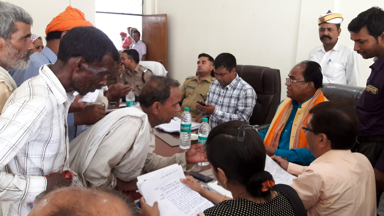 विधायक और डीएम के बीच दिखी तल्खी