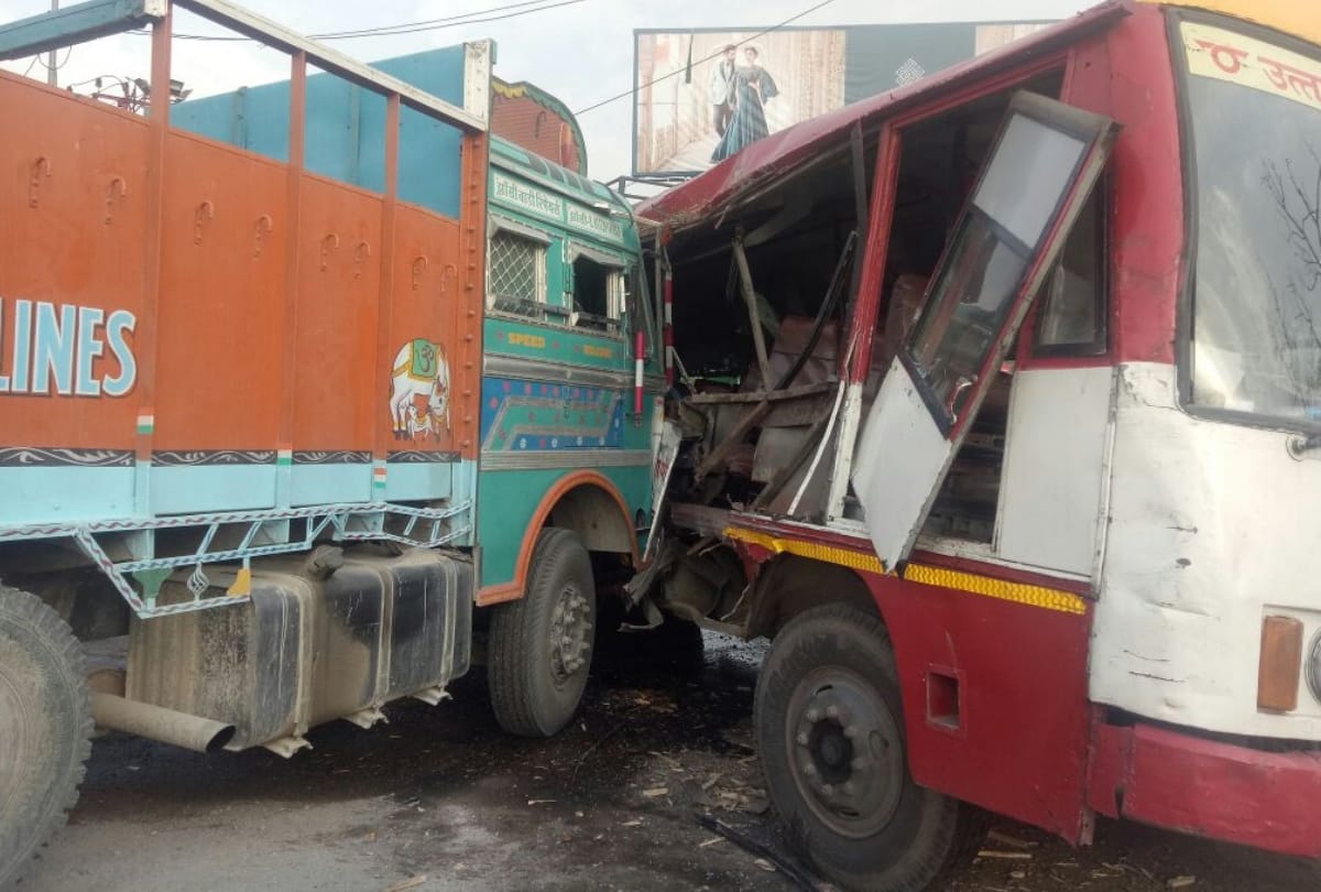 truck hit the roadways bus in lucknow, many injured