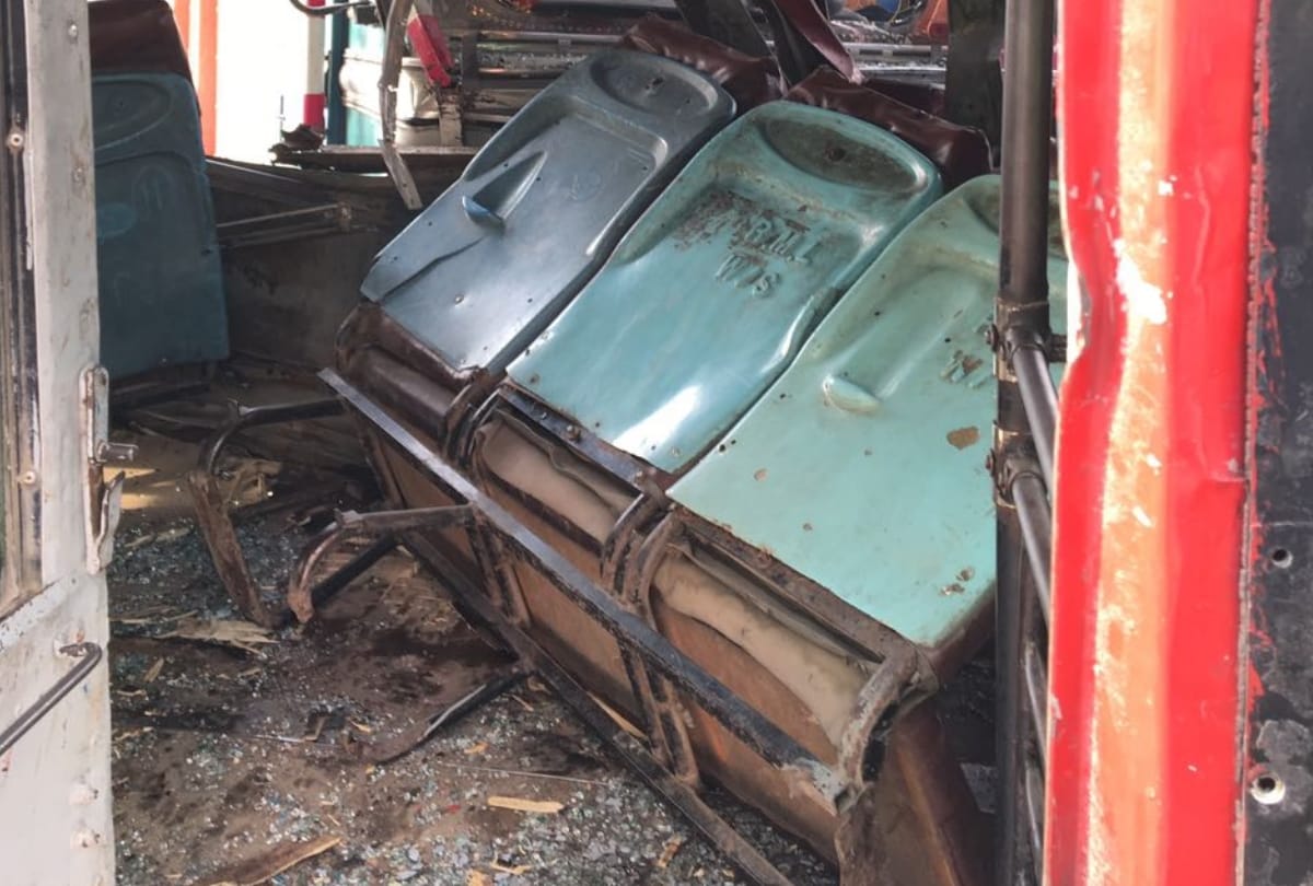 truck hit the roadways bus in lucknow, many injured