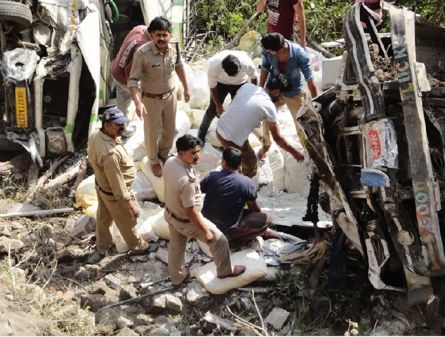 Accident in nainital terrible photos of dead body rescue