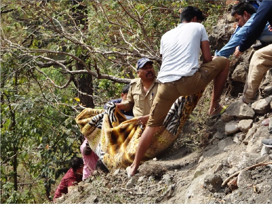 Accident in nainital terrible photos of dead body rescue