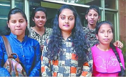 Girl students of Delhi University caught the thief