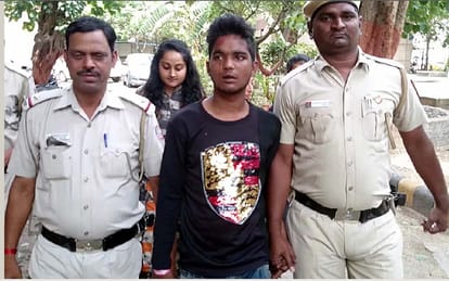 Girl students of Delhi University caught the thief
