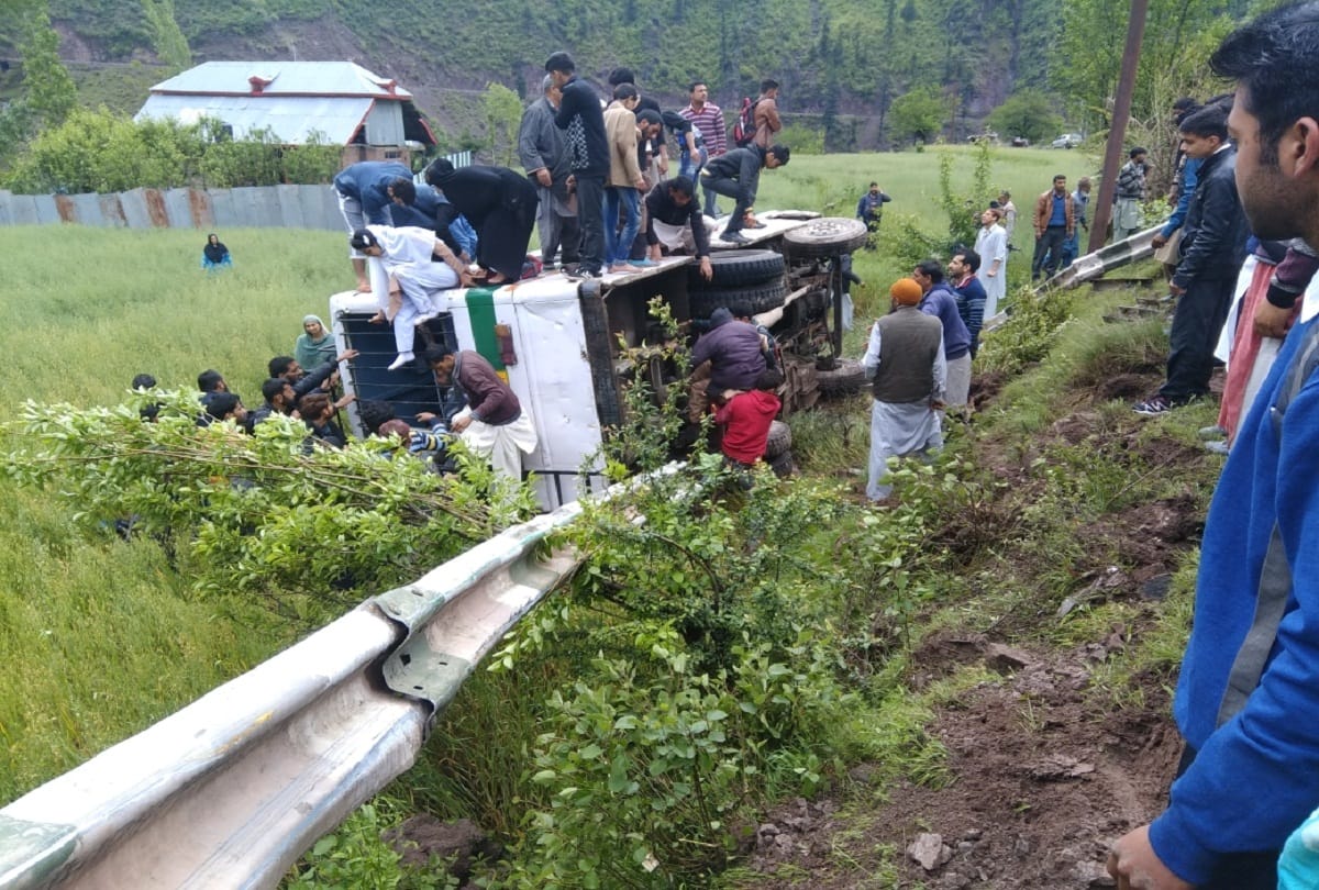 thirty two injured in a bus accident at Uri of Baramulla 