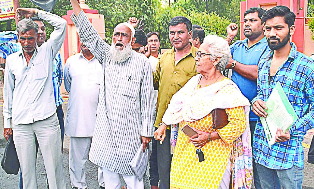 ssp office par lge sarojni ke khilaf nare