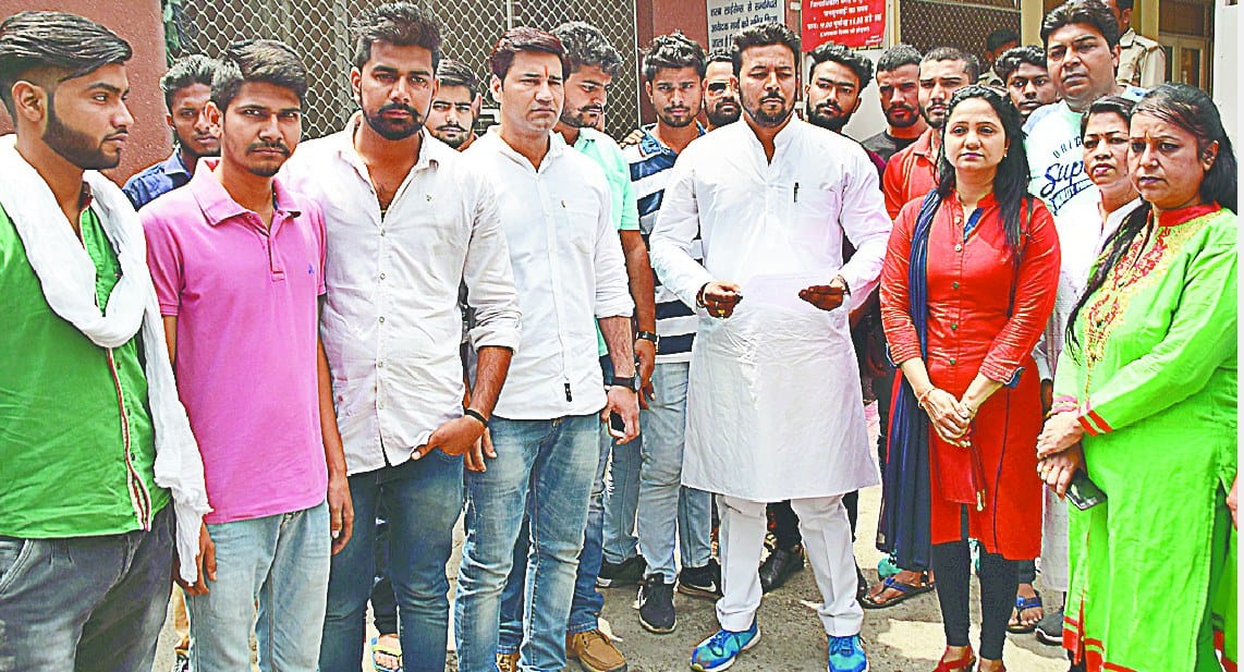 public school ke khilaf kiya pardarshan