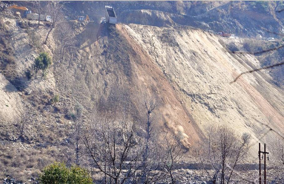 एनजीटी की रोक के बाद भी नदियों में फेंका जा रहा मलबा