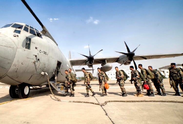 indian airforce practice session in battle zone of border area