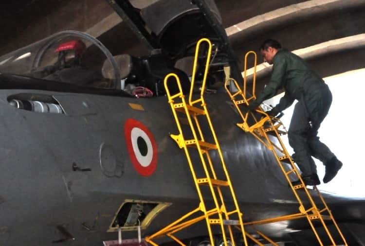 indian airforce practice session in battle zone of border area