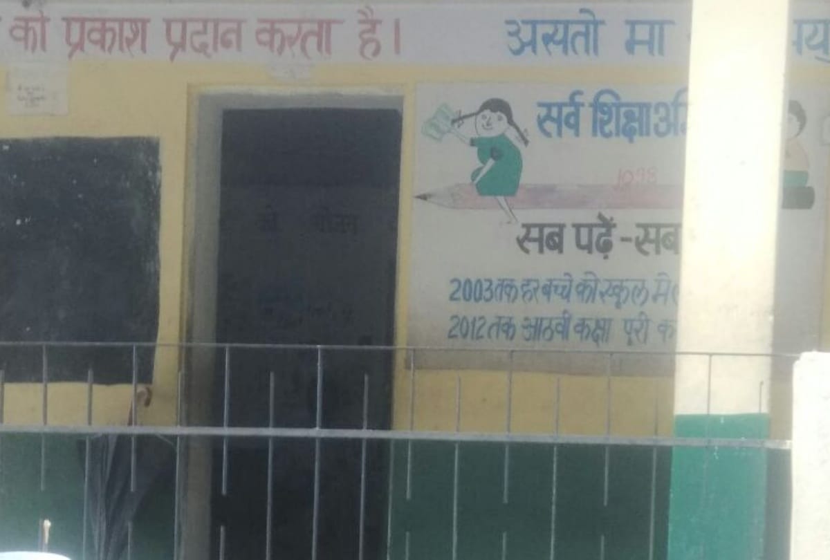 Mandi govt school students boycott classes to protest against shortage of teachers