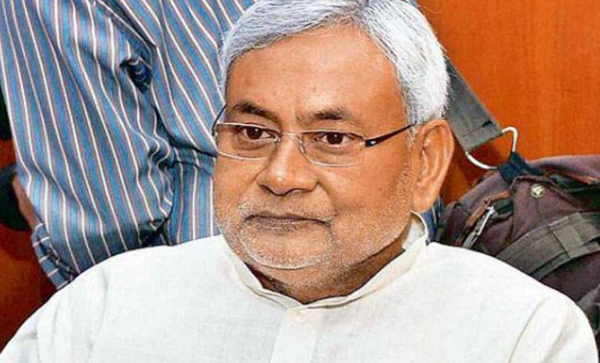 A young man threw slipper on chief minister nitish kumar in patna