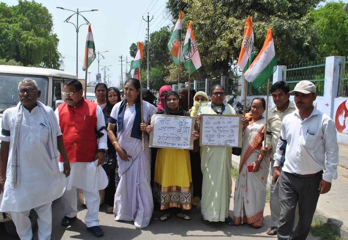 Rashtriya ulama council and congress protest against gangrape case in azamgarh