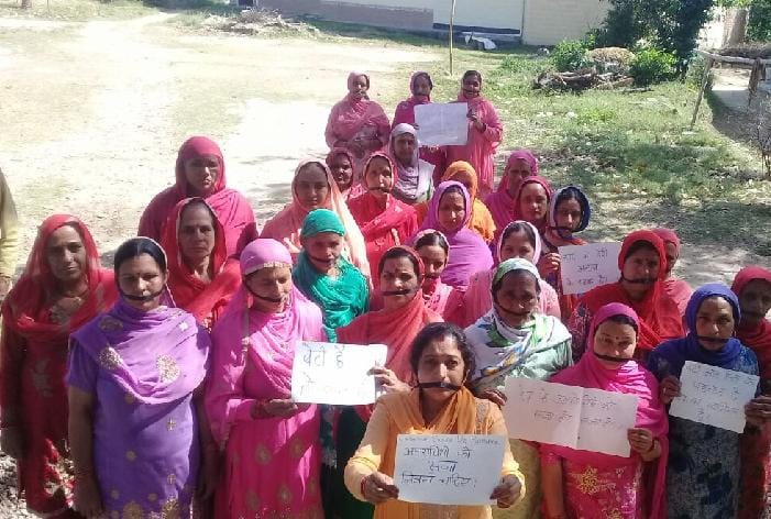 महिला कांग्रेस बिलासपुर ने मुंह पर काले पटे लगा कर किया विरोध प्रदर्शन