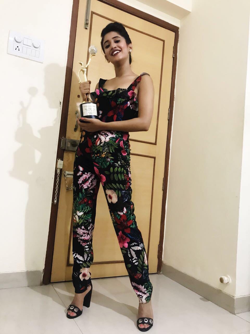 shivangi joshi got leading lady of television 2018 award