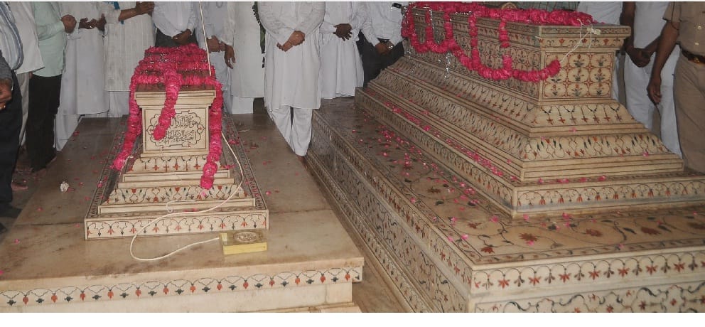 agra black stain on grave of shahjahan and mumtaz